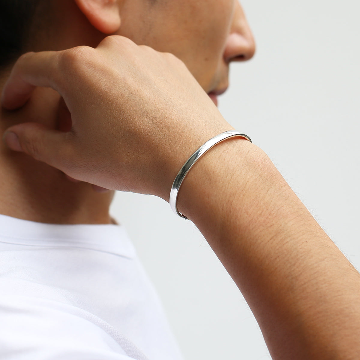 JoJo's Bizarre Adventure: Stone Ocean Green Dolphin Bangle / E. Arnyno