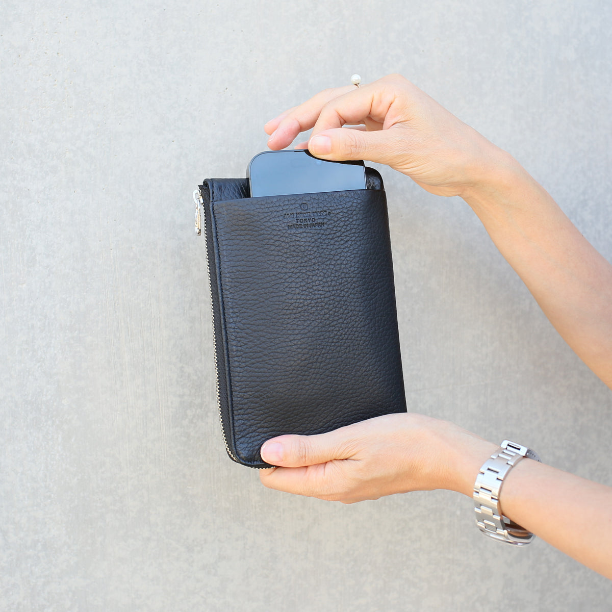 Hands-Free L-Shaped Zip Pouch / Long Wallet Scotchgard Leather