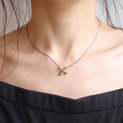 Pirates of the Caribbean: Dead Men Tell No Tales Crossbone Necklace - Gold