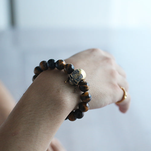 Pirates of the Caribbean: Dead Men Tell No Tales Skull Bracelet in Tiger Eye - 18K Yellow Gold