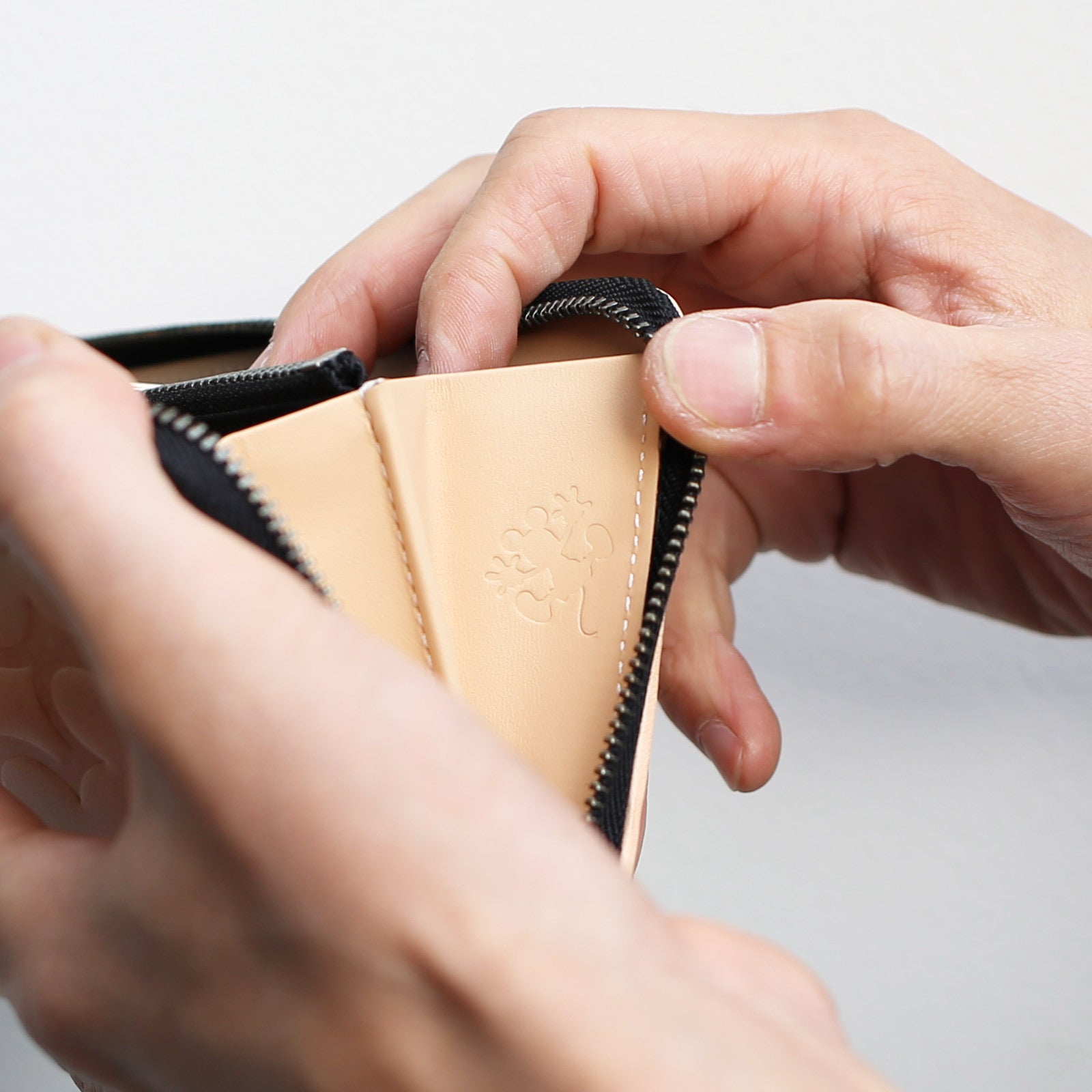 Mickey Mouse Big Icon Zipper Long Wallet/Long Wallet - Natural Leather -