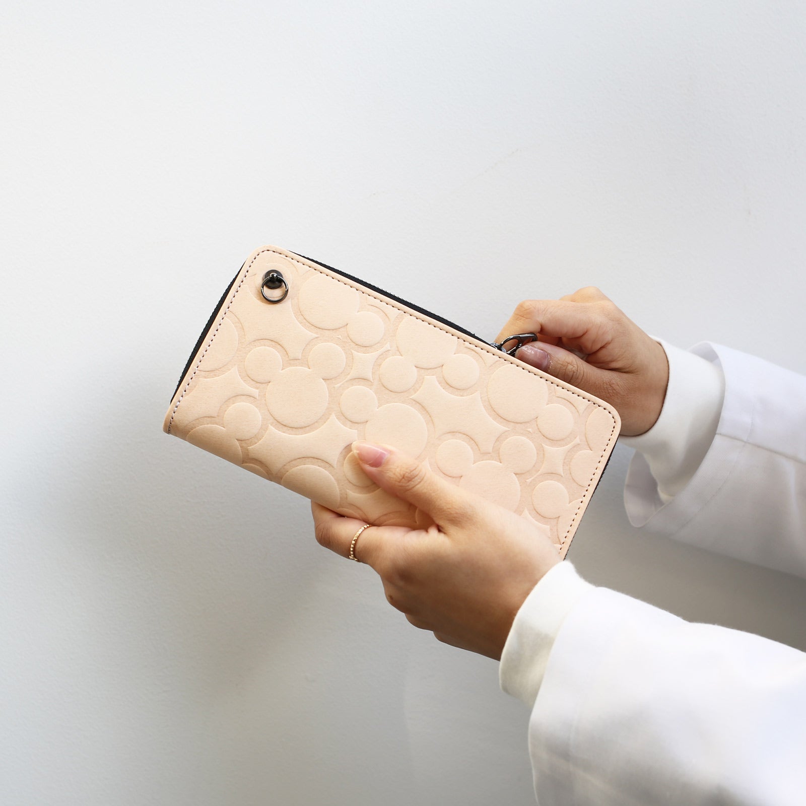 Mickey Mouse Big Icon Zipper Long Wallet/Long Wallet - Natural Leather -