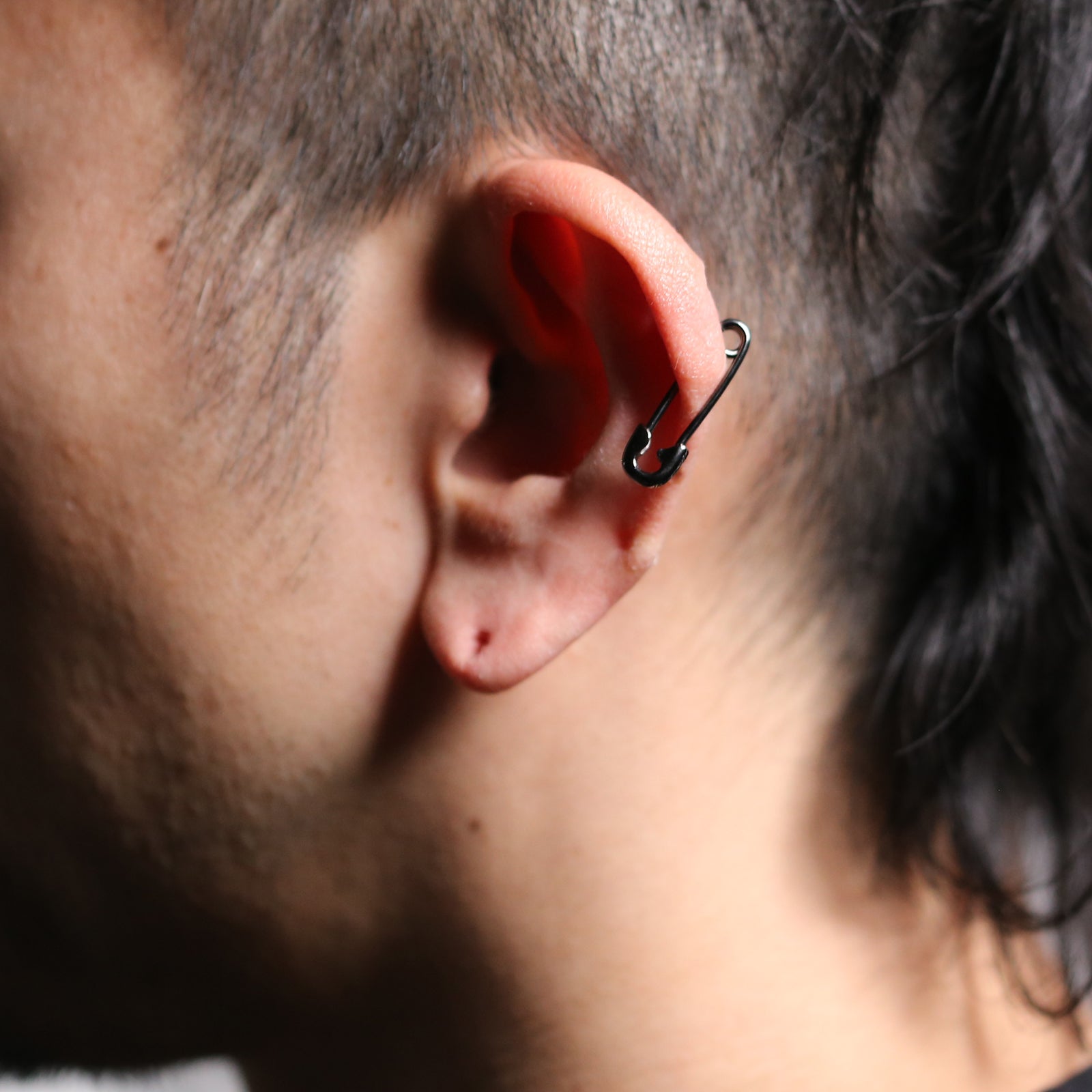 别针钻石耳环 S - 黑色 / 单只