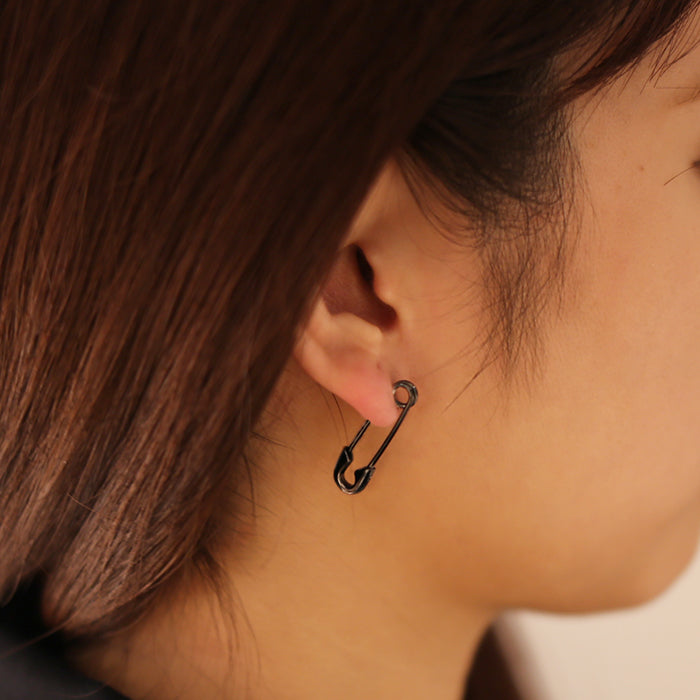 别针钻石耳环 S - 黑色 / 单只