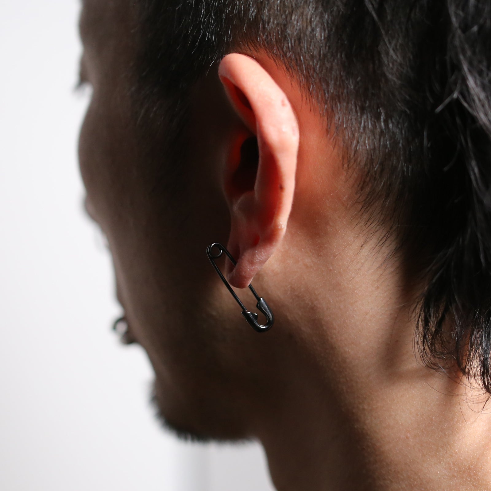 別針鑽石耳環 M - 黑色 / 單隻