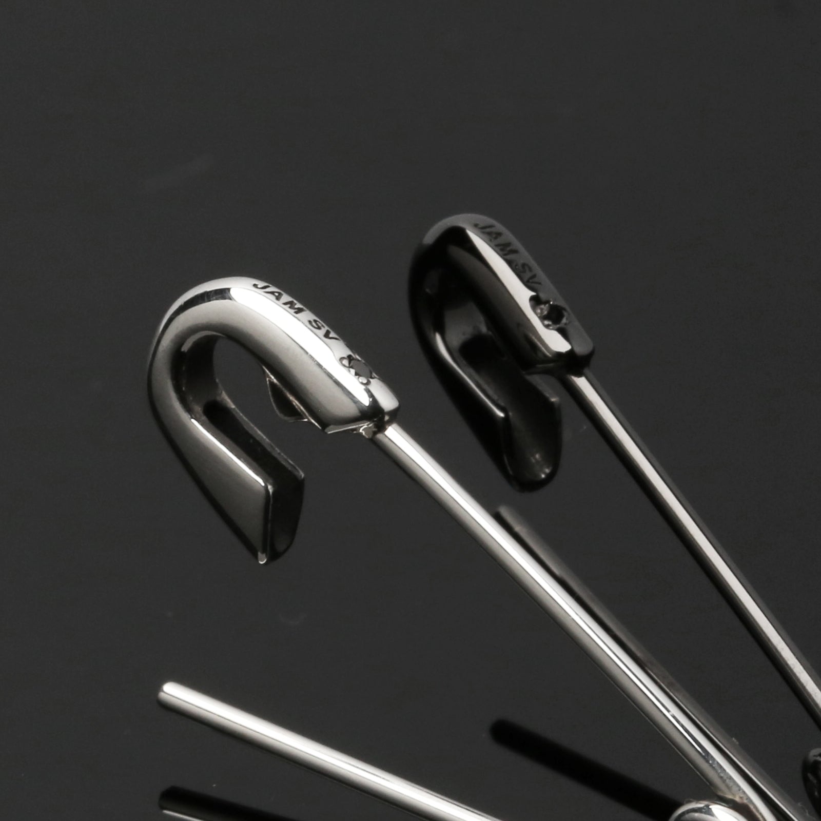 别针式钻石耳环 M - 银色（烟熏色）/ 单只