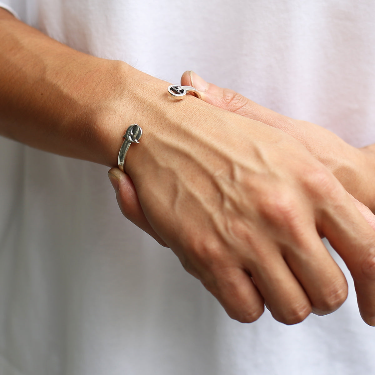 JoJo's Bizarre Adventure: Stone Ocean Green Dolphin Bangle / E. Arnyno