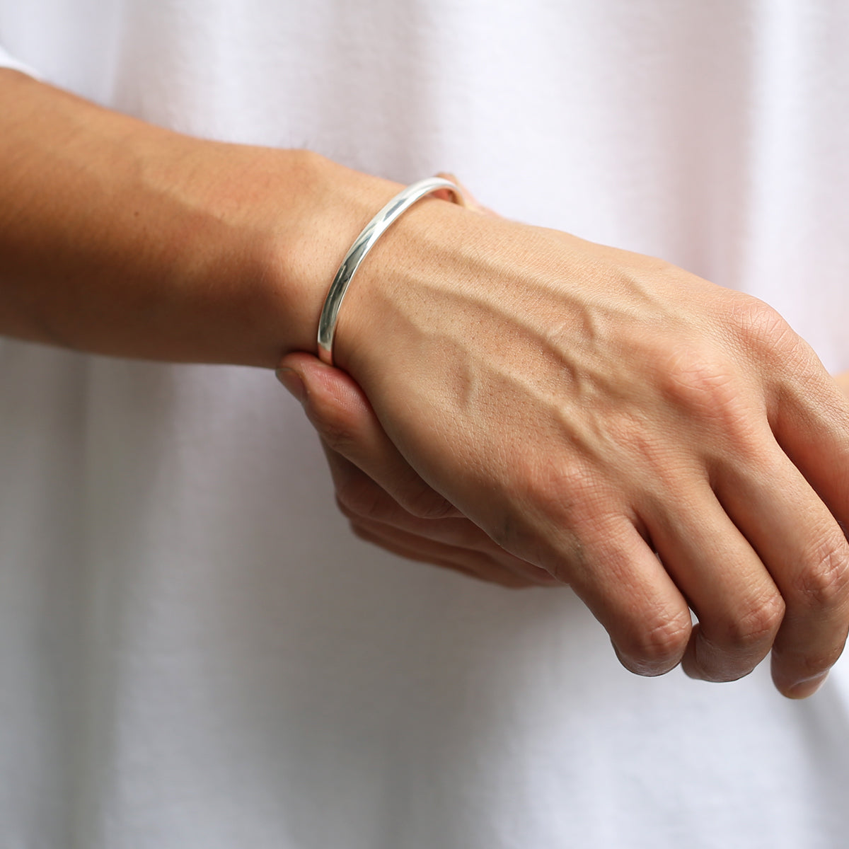 JoJo's Bizarre Adventure: Stone Ocean Green Dolphin Bangle / E. Arnyno