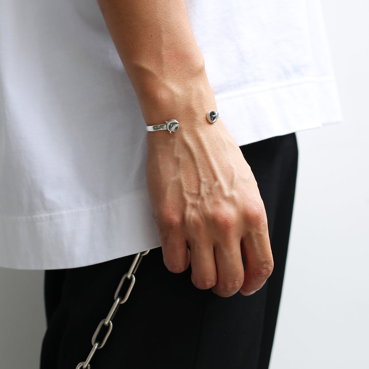 JoJo's Bizarre Adventure: Stone Ocean Green Dolphin Bangle / E. Arnyno