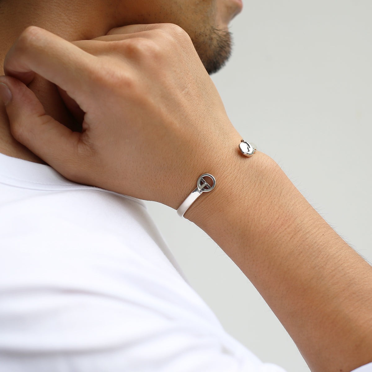 JoJo's Bizarre Adventure: Stone Ocean Green Dolphin Bangle / E. Arnyno