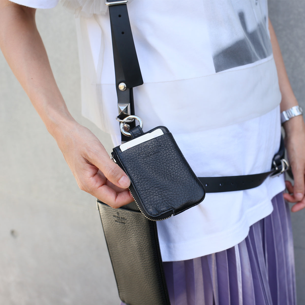 Hands-free L-shaped Zip Pouch/Fragment Case Scotchgard Leather with Chain