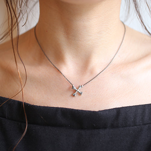 Pirates of the Caribbean: Dead Men Tell No Tales Crossbone Necklace - Silver