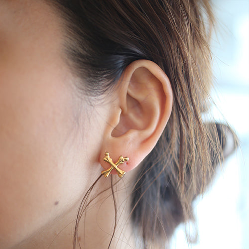 Pirates of the Caribbean: Dead Men Tell No Tales Crossbone Earrings - 18K Yellow Gold (One Ear)