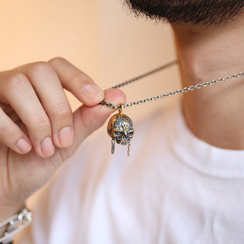 Pirates of the Caribbean: Dead Men Tell No Tales Skull Necklace - Gold